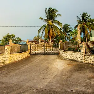  Holiday home Sunshine Lodge: Your Away From Jamaica